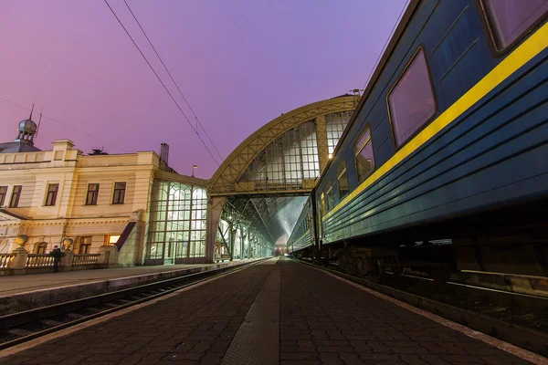The train on the platform of railroad station in Lviv . — Stock Photo, Image