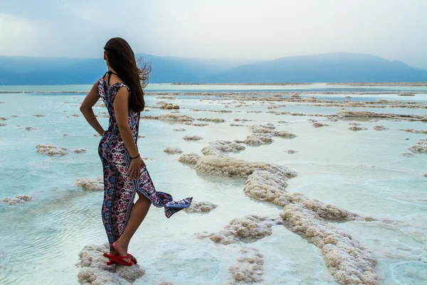 Girl at the Dead Sea — Stock Photo, Image