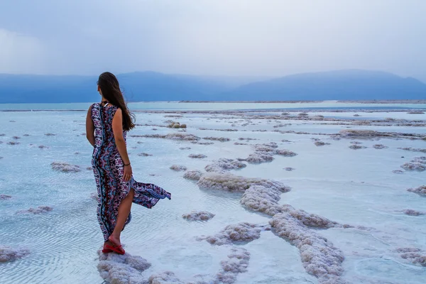 Girl at the Dead Sea — Stock Photo, Image