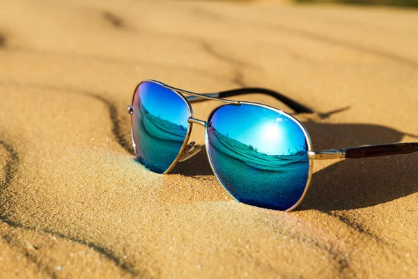 Óculos de sol na areia no deserto . — Fotografia de Stock