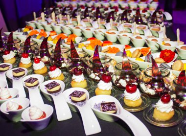 Farklı lezzetli tatlılar ve kekler .