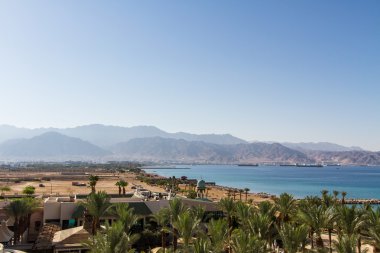 Eilat 'ın merkezi plajından Akabe 'de panoramik manzara .