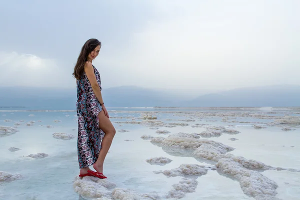 Girl at the Dead Sea — Stock Photo, Image