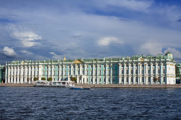 Vista Palácio de Inverno em São Petersburgo do rio Neva. Rússia — Fotografia de Stock