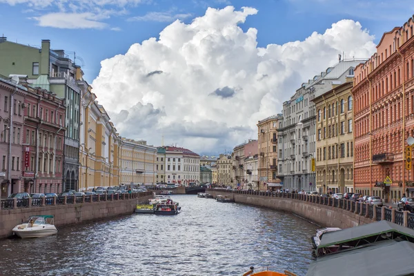 Canal do rio com barcos em São Petersburgo. Verão — Fotografia de Stock
