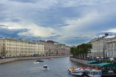 saint-Petersburg teknelerle nehir kanalı. Yaz