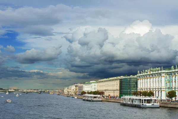 Vue sur le remblai de la rivière Neva  . — Photo