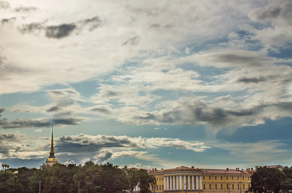 Uitzicht op een straat in Sint-Petersburg . — Stockfoto