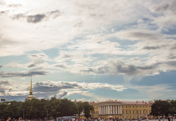 Uitzicht op een straat in Sint-Petersburg . — Stockfoto