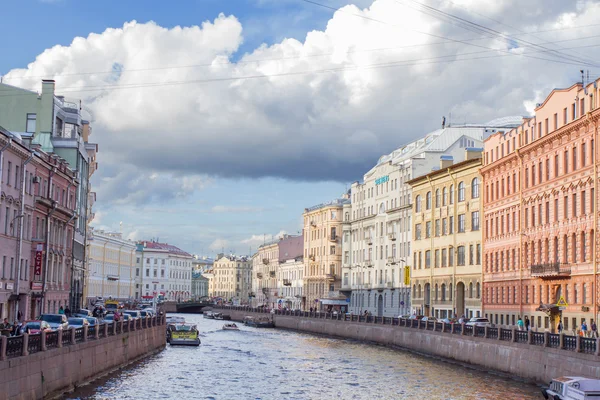 Kanał rzeki z łodzi w Sankt Petersburgu. lato — Zdjęcie stockowe