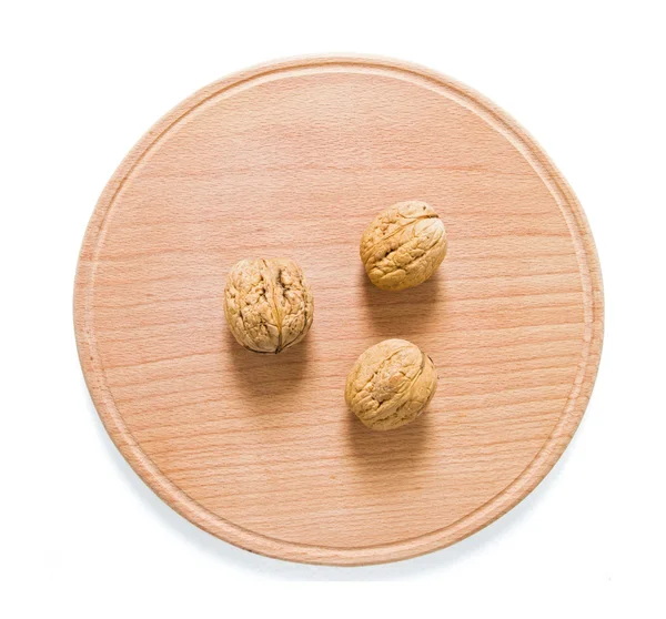 Орехи на деревенском деревянном столе — стоковое фото