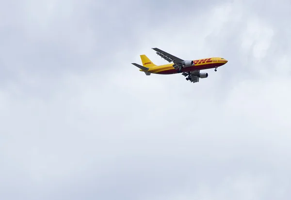 Um DHL Boeing 757 em aproximação  . — Fotografia de Stock