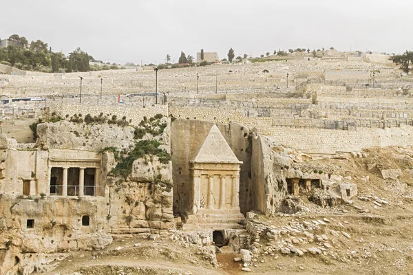 Гробницы Хезир и Захария в долине Кидрон  . — стоковое фото