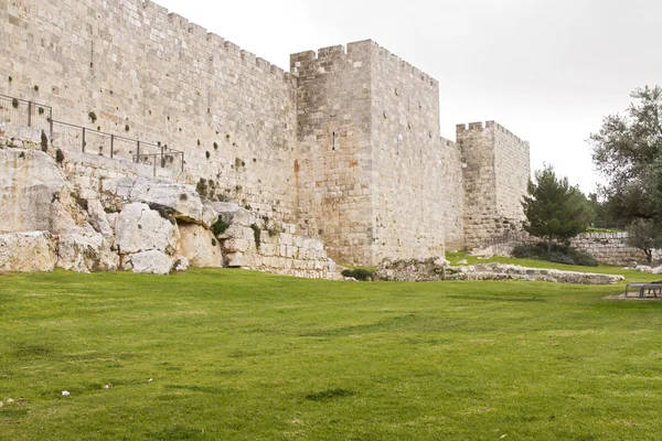 古代の神聖なエルサレムの防御的な壁 . — ストック写真