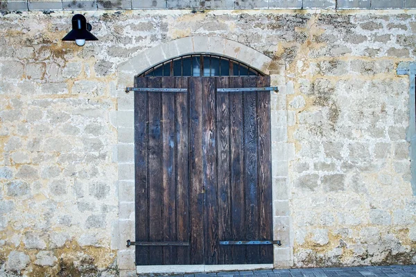Puerta de madera rústica vieja . — Foto de Stock