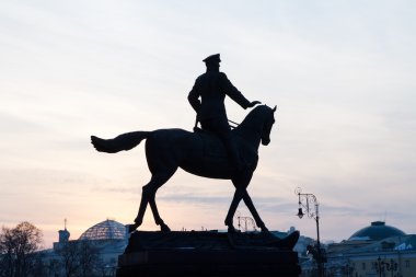 Siluet komutanı Georgy Zhukov anıtı .