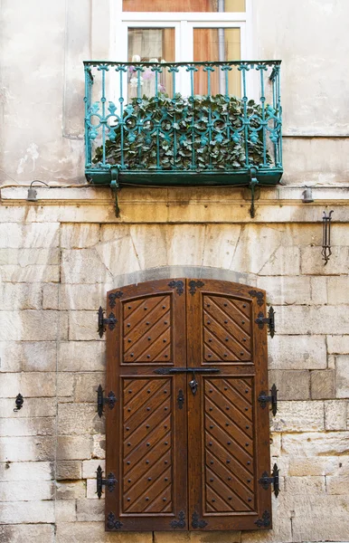 Puerta de madera rústica vieja . — Foto de Stock