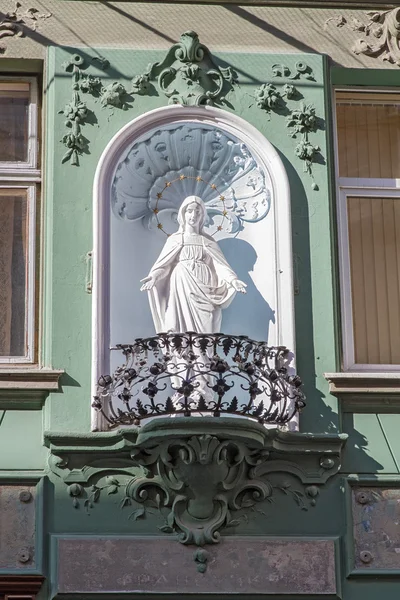 Denkmal unserer Dame von Guadalupe.befindet sich in einem Balkon — Stockfoto