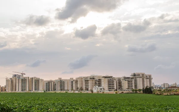 Moln över bostadsområdet . — Stockfoto