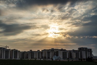 Yerleşim alanı üzerinde bulutlar .
