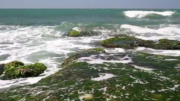 Бірюзова прокат хвиля на скелях  . — стокове відео