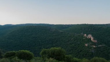 Montfort (Shtarkenberg) harap Haçlı kalesidir. İsrail.