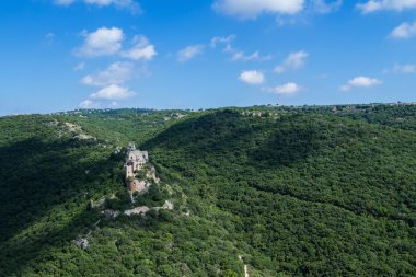 Montfort (Shtarkenberg) harap Haçlı kalesidir. İsrail.
