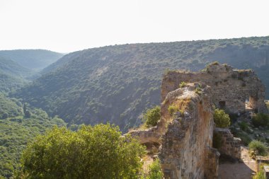Montfort (Shtarkenberg) harap Haçlı kalesidir. İsrail.
