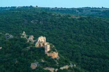 Montfort (Shtarkenberg) harap Haçlı kalesidir. İsrail.