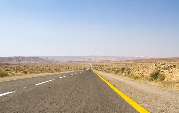 Belle route dans le désert  . — Photo