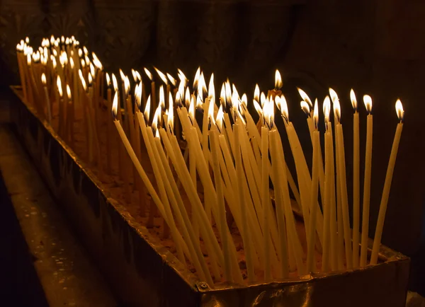 Rijen van brandende kaarsen . — Stockfoto