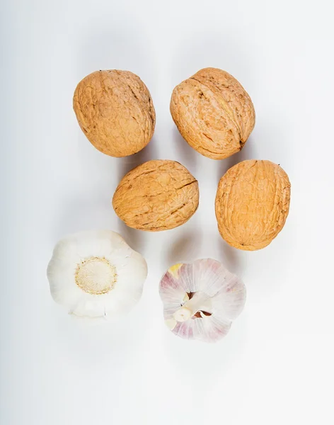 Walnuts and organic garlic . — Stock Photo, Image