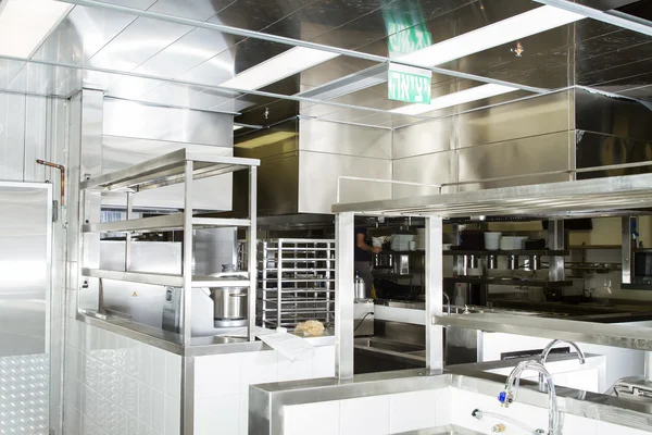 Cuisine professionnelle, comptoir de vue en acier — Photo