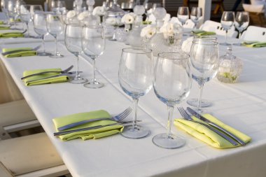 Festively tablo dekore edilmiş .