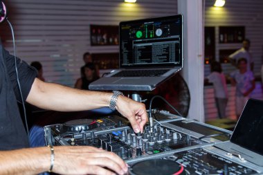 DJ ekipmanları güverte eller .