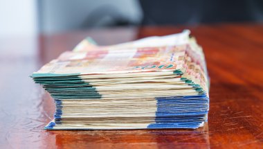 İki yüz şekel banka notları .