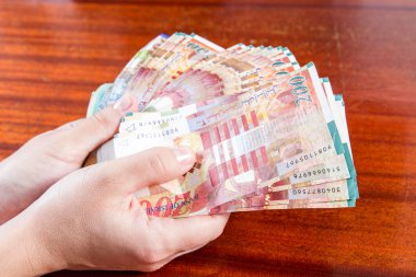 İki yüz şekel banka notları .