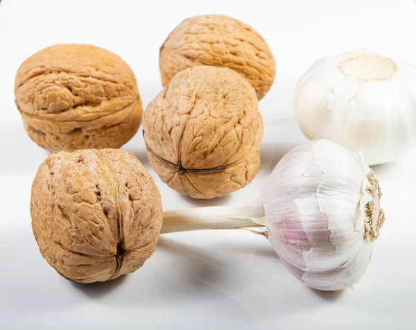Walnuts and organic garlic . — Stock Photo, Image