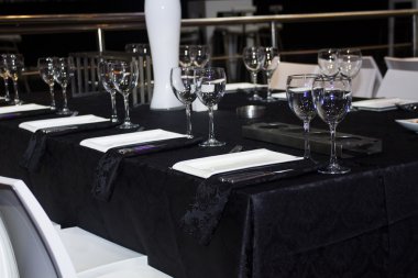 Festively tablo dekore edilmiş .