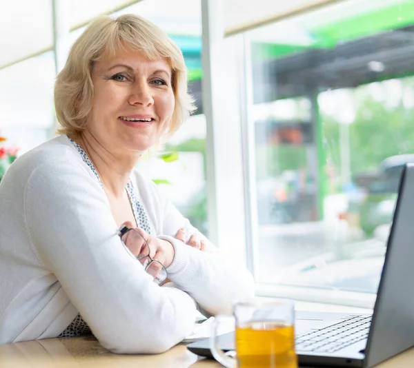 Kvinna Arbetar Vid Fönstret Med Laptop Medelålders Kvinna Tittar Sociala — Stockfoto