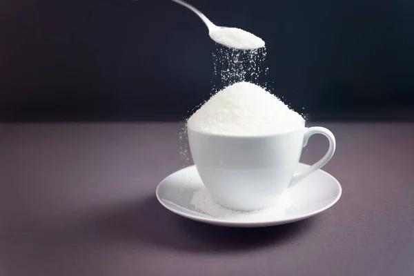 설탕이 숟가락에 설탕을 어두운 배경에 붓는다 건강에 위협이 된다는 — 스톡 사진