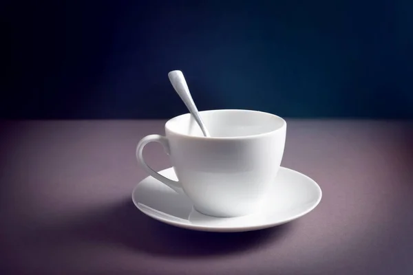 Una Taza Blanca Una Mesa Oscura Cerca Ventana Vaso Café —  Fotos de Stock
