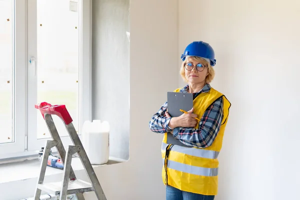 Eine Bauarbeiterin Inspiziert Einen Neubau Eine Frau Mittleren Alters Gelber — Stockfoto