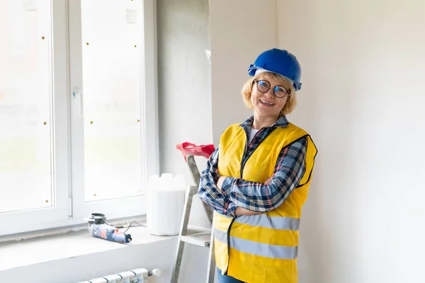 Eine Bauarbeiterin Inspiziert Einen Neubau Eine Frau Mittleren Alters Gelber — Stockfoto