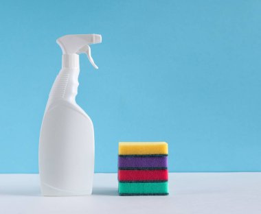 Mutfak, banyo ve diğer alanlarda çeşitli temizlik ürünleri. Temizlik hizmetleri kavramı. Boşluğu kopyala