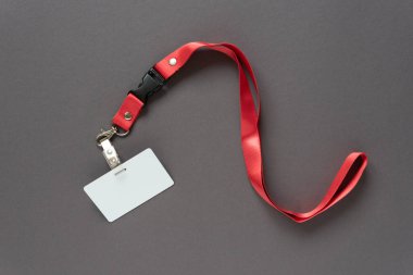 Gri arka planda boş rozet modeli. Sade boş isim etiketi maketi. Konferans koronavirüsünü aktarın..