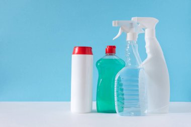 Mutfak, banyo ve diğer alanlarda çeşitli temizlik ürünleri. Temizlik hizmetleri kavramı. Uzayı kopyala Coronavirüs.