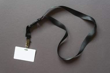 Gri arka planda boş rozet modeli. Sade boş isim etiketi maketi. Konferans koronavirüsünü aktarın..