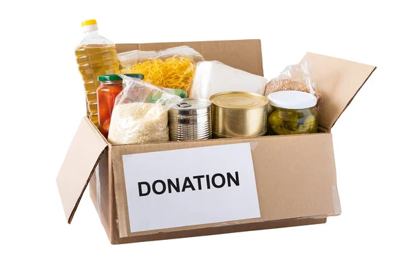 Çeşitli yiyeceklerle birlikte bağış kutusu. İçinde yağ, konserve yiyecek, mısır gevreği ve makarna olan karton kutuyu aç..