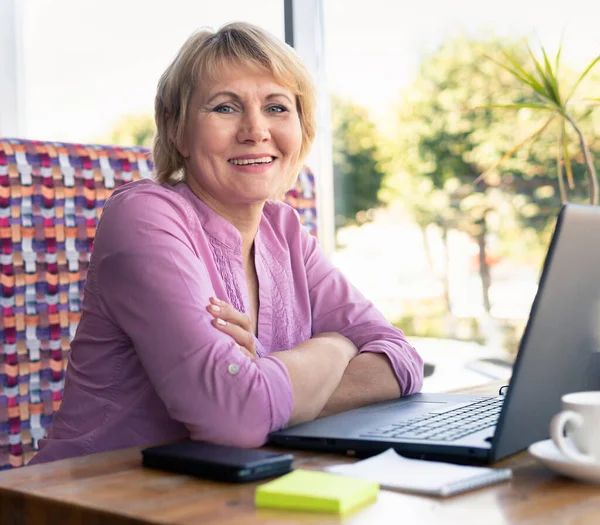 Kvinna Med Laptop Jobbar Vid Ett Bord Rummet Medelålders Kvinna — Stockfoto